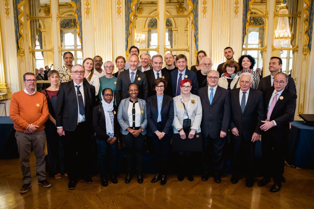 Photo de groupe avec la ministre de la Culture lors de la cérémonie nationale du 25 novembre 2024, pour l’inclusion au patrimoine culturel immatériel, les participants tenant le diplôme.
