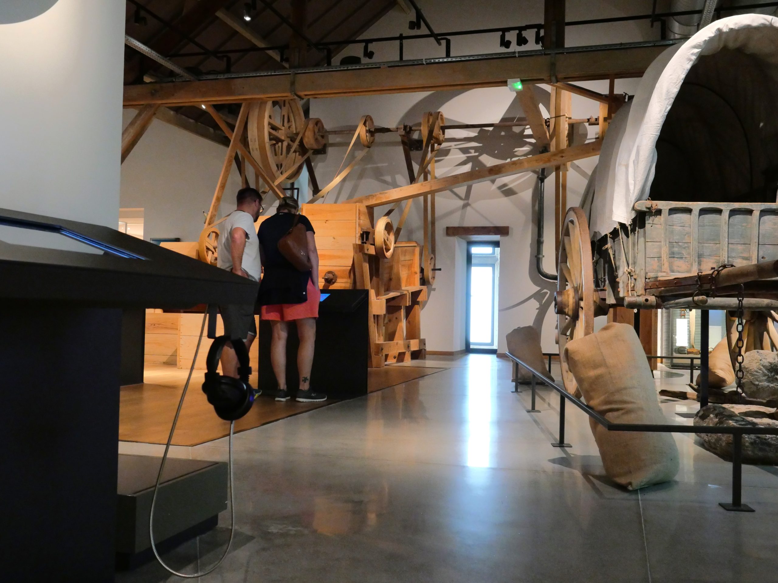 Deux personnes observant un écran interactif dans l’espace « Histoire du sel de Guérande ». Vitrine “Sel et hommes”