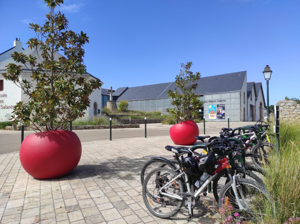 Parking à vélos devant le musée