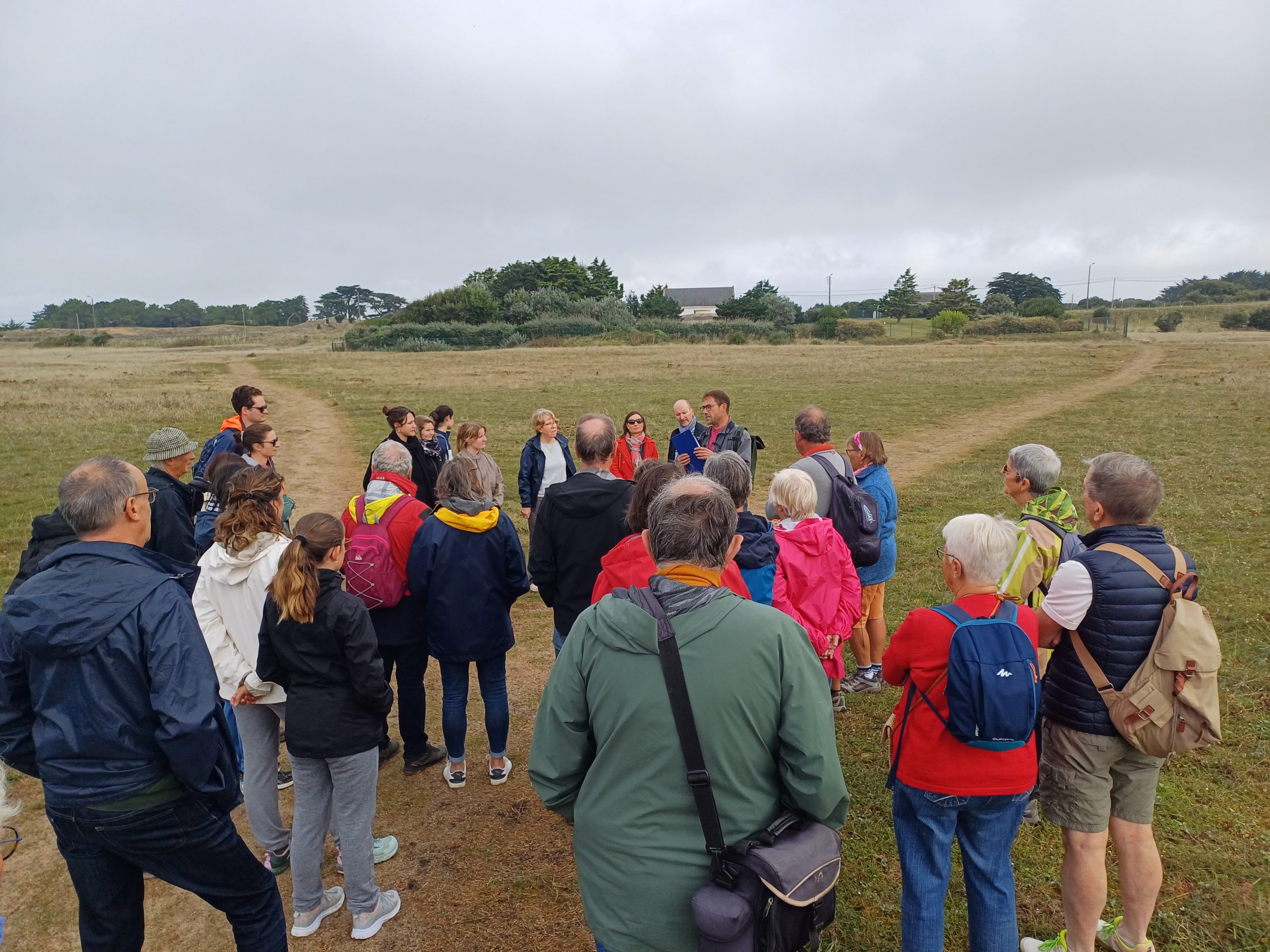 Quinze personnes en visite guidée extérieur avec un guide