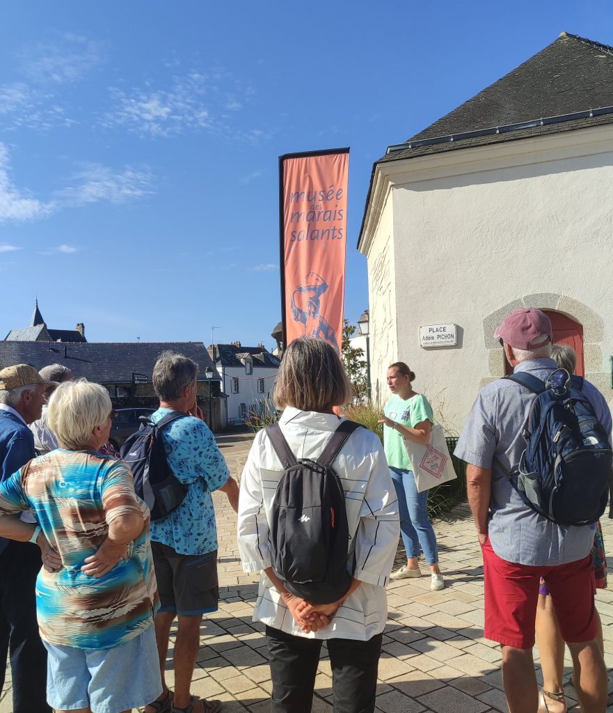 Personnes devant l'entrée du musique pour le début d'une visite guidée